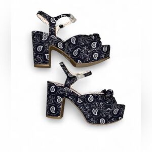 B.A.I.T Black & white paisley print block heel platform sandals 8 New w/o box